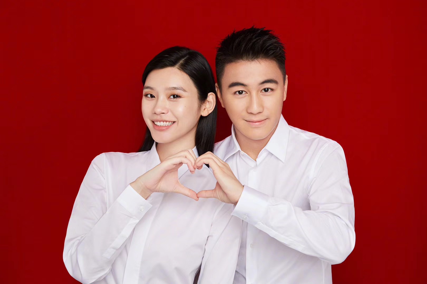 恭喜奚梦瑶何猷君晒结婚照官宣喜讯