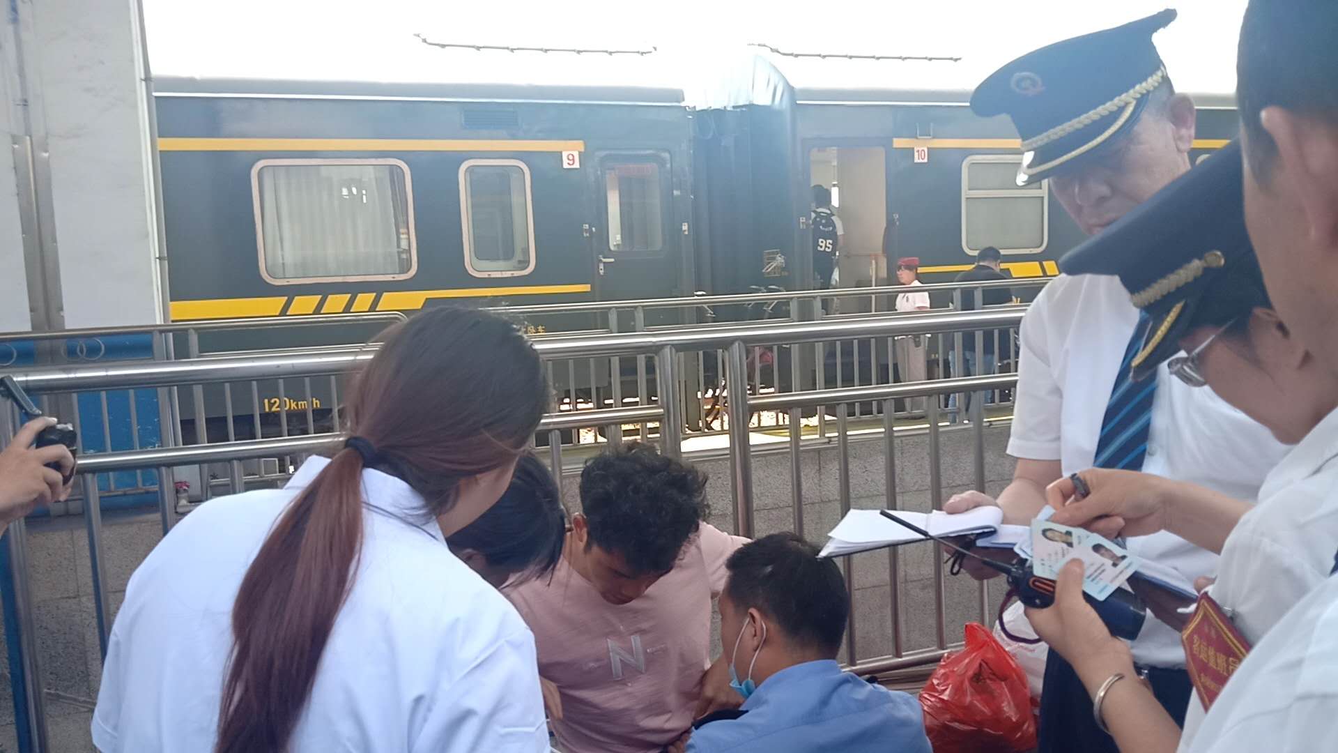 7月16日,南宁至青岛的k1138次列车上,一名男性旅客就突发疾病,腹痛