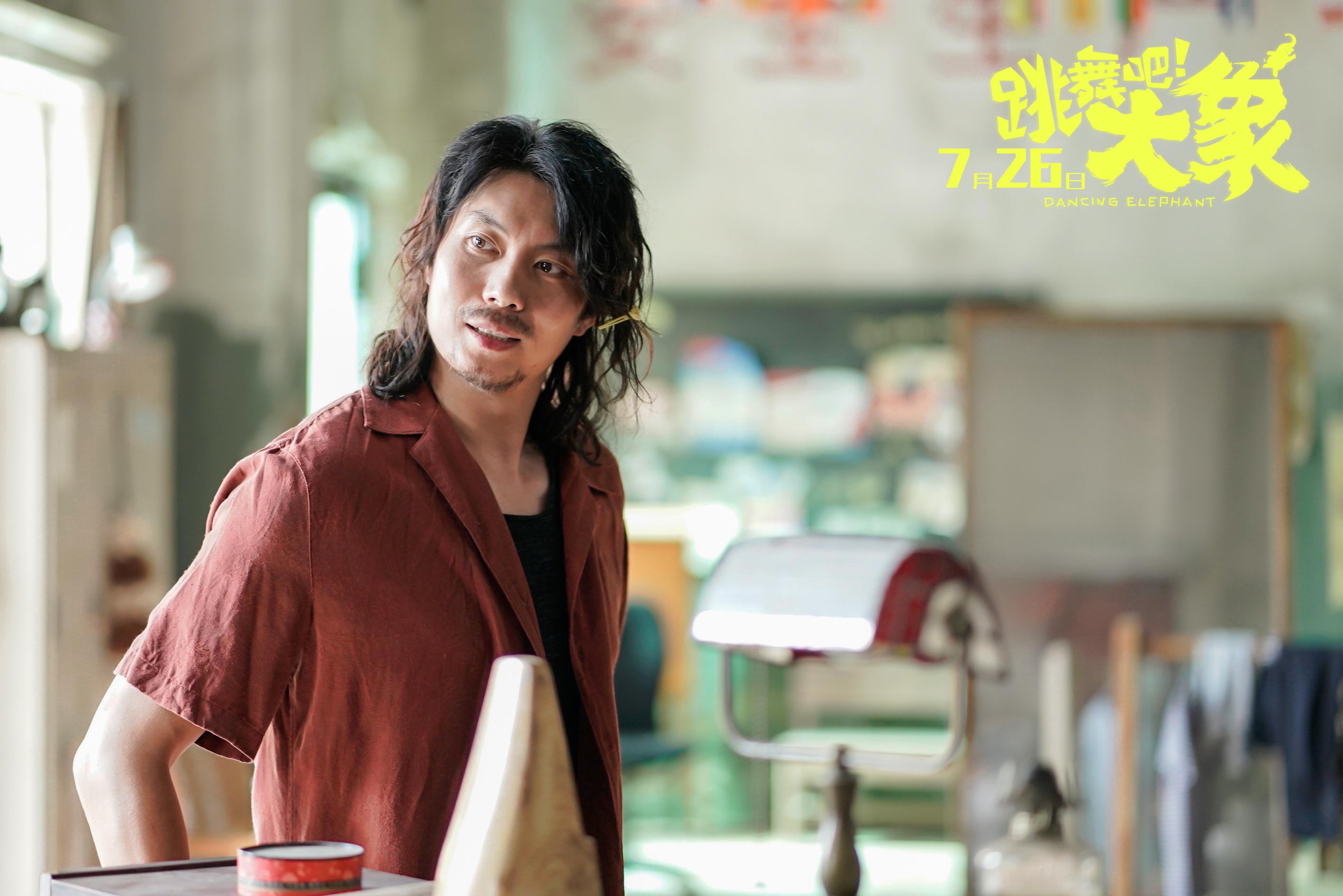 导演束焕曾是《港囧》《泰囧》的编剧,此次是他第一部执导作品.