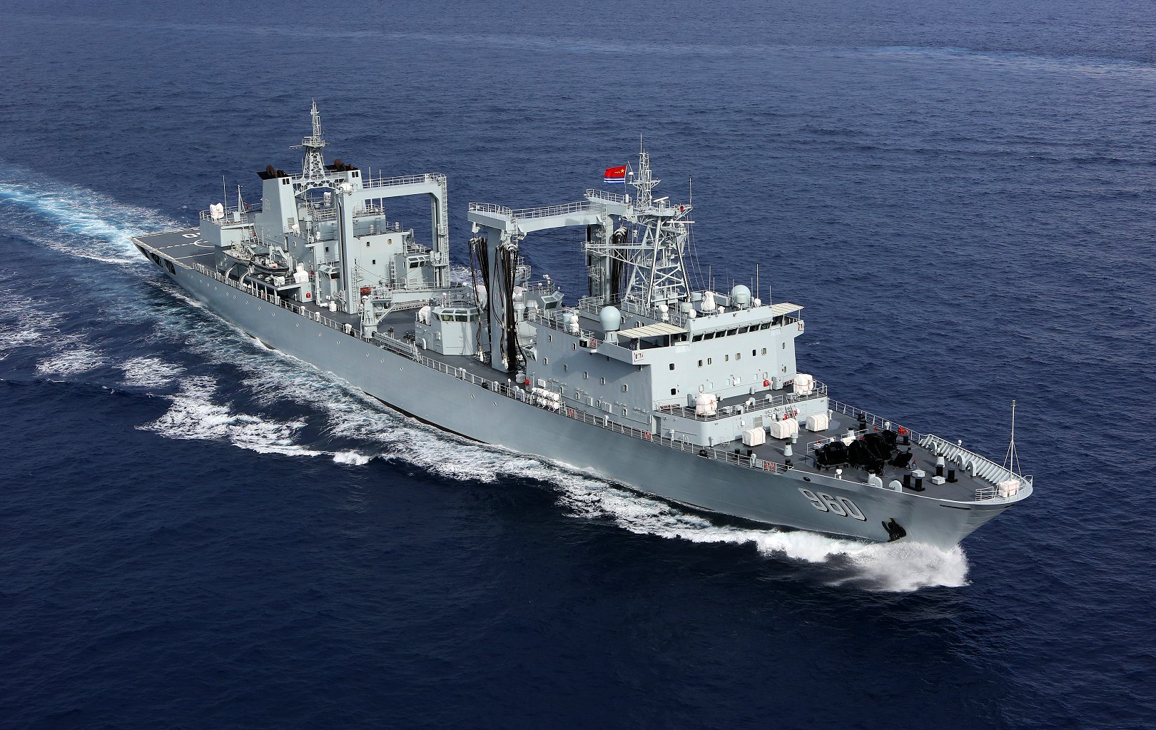 记者登上东平湖舰进行探访海上流动加油站为舰艇编队补给过程