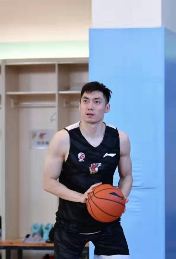 国信双星男篮官宣赵泰隆加盟球队,签下前魔术后卫格兰特正物色"第三