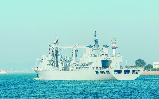 第33批护航编队综合补给舰可可西里湖舰启航驶离码头.