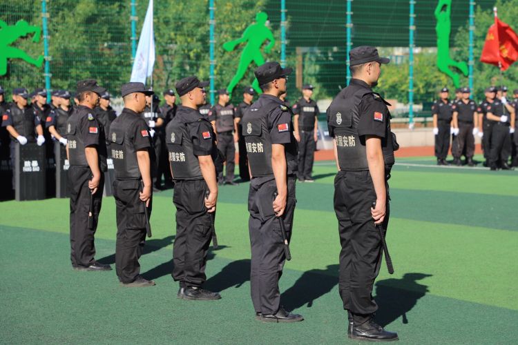 操场上大练兵 青岛市南区校园安保也威武