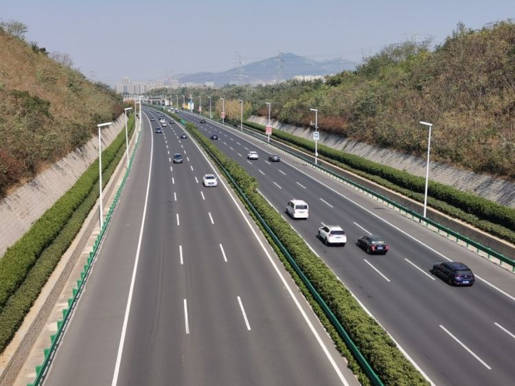 濟青高速北線迎首次國慶節免費通行八車道路很寬出行更順暢