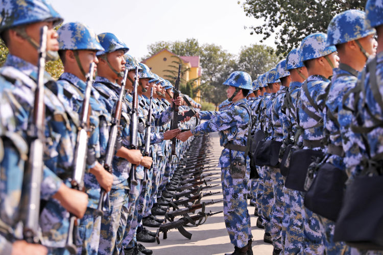 北部战区海军某训练基地举行新兵授枪仪式