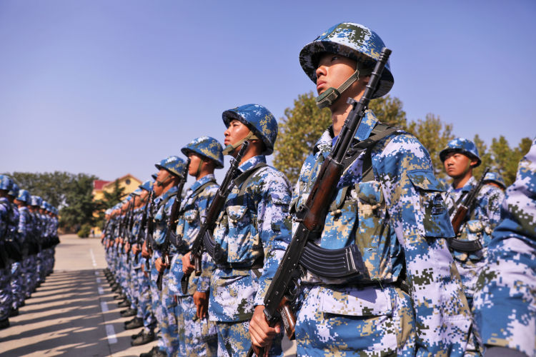 北部战区海军某训练基地举行新兵授枪仪式