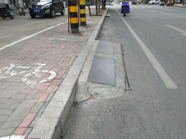 莱西市马路旁小斜坡系违章,该拆!