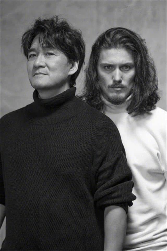 周华健和儿子最新同框当初亲亲我的宝贝是唱给他圈里父子合影有暖也有