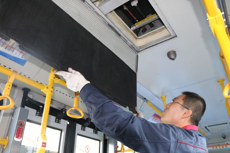 青岛公交空调完成洗肺你们想要的温暖就要来了