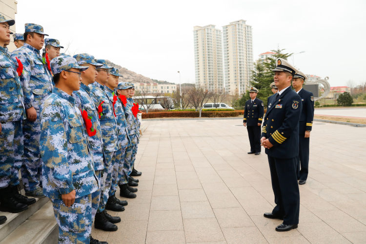 杨帆摄基地政委严烈代表基地党委对退伍老兵们为军港勤务事业做出的