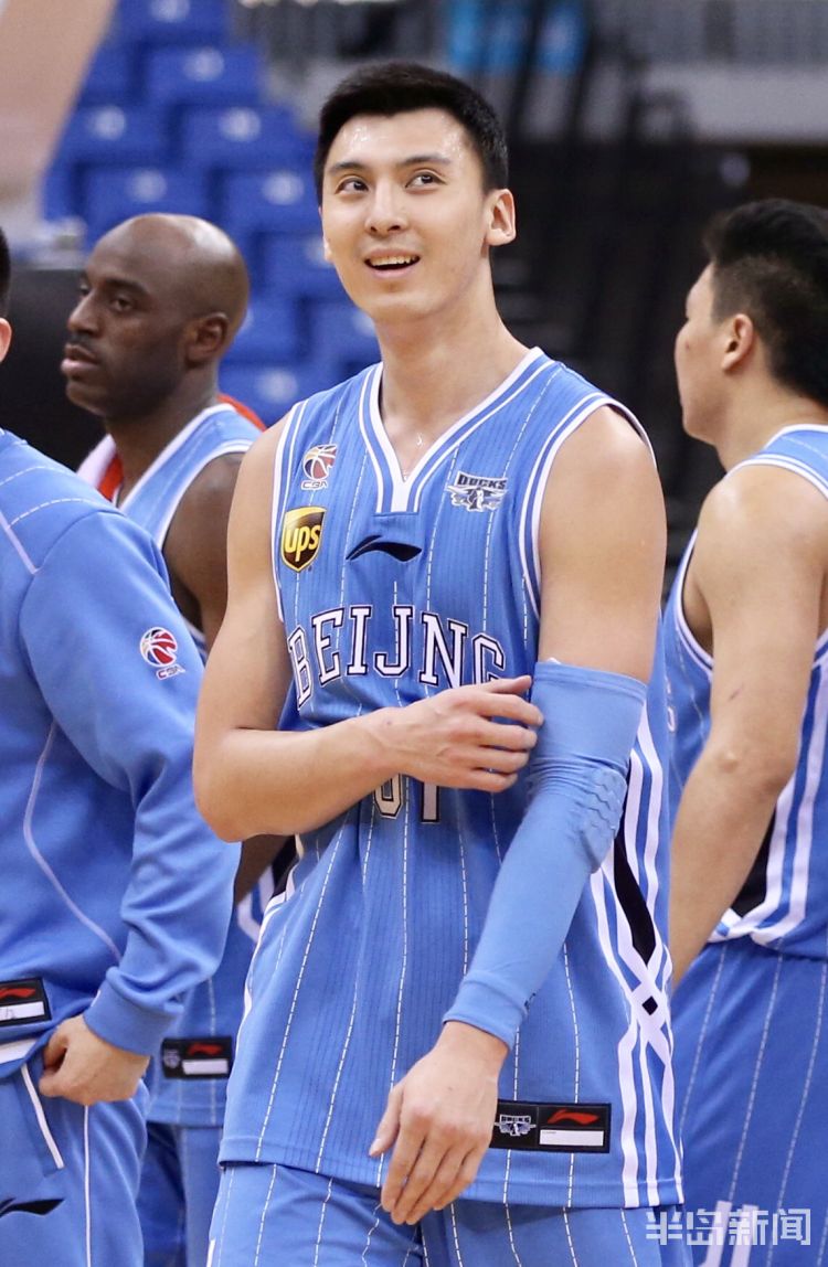 吉喆病逝与青岛球迷有过过节的大男孩低调铁血的北京男篮队长