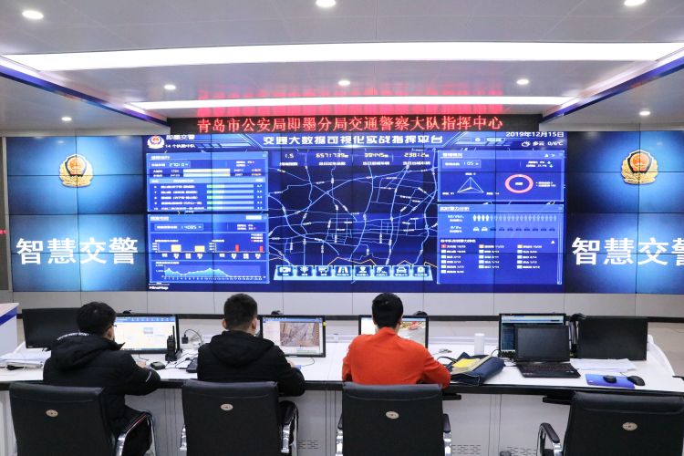 工作人员正在指挥中心操作智慧交管平台据了解,即墨区公安交警大队