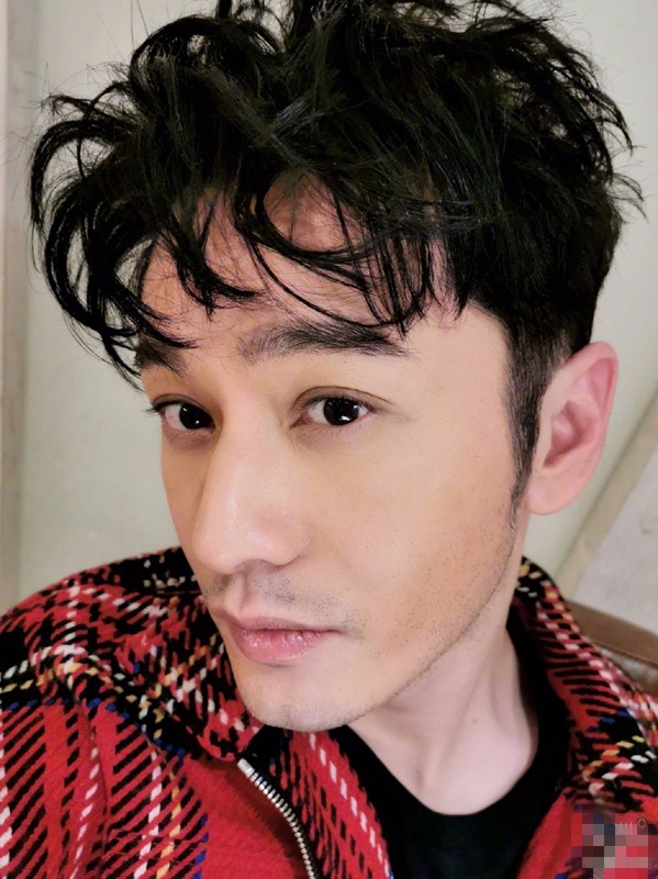 瘦了!黄晓明久违晒自拍 顶"小卷毛"露尖下巴