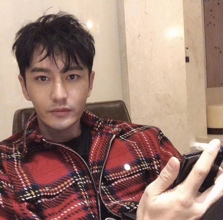 教主神颜黄晓明换新发型晒自拍网友吃防腐剂了吧