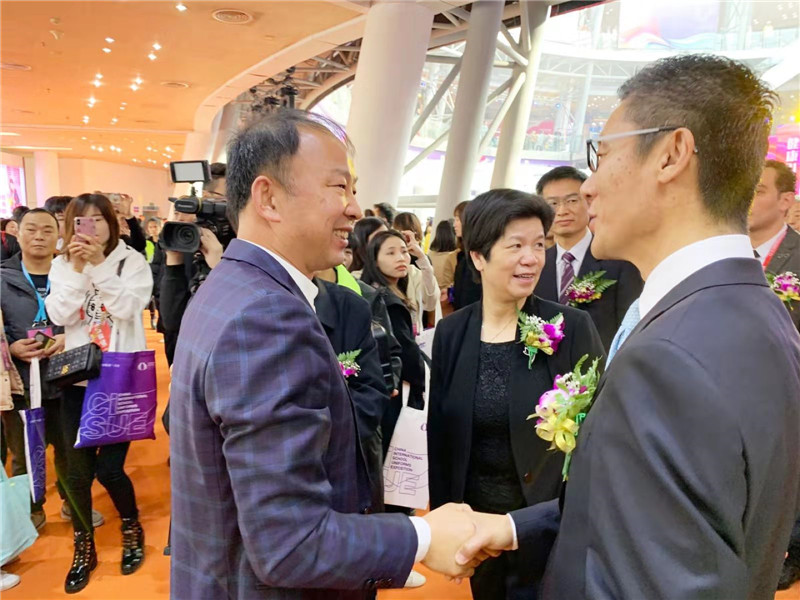 中国服装协会会长陈大鹏与威达集团董事长王作松亲切交流曾有"上青天"