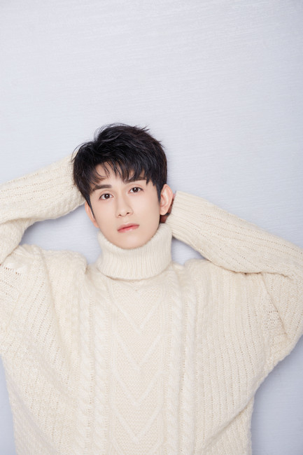 朱赞锦白毛衣跨年写真首发 温润少年满满春日小美好