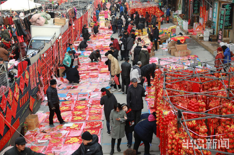 对联,吉祥生肖鼠挂件以及年货用品,很多家长也带着孩子来玩,感受年味