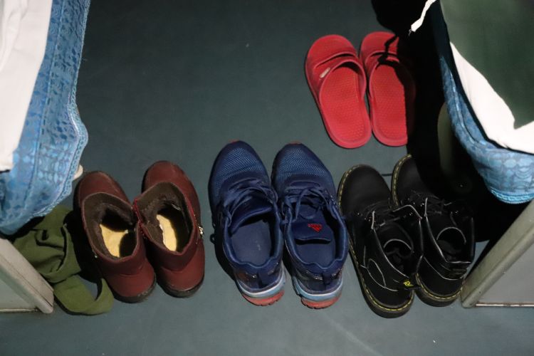 乘务员把卧铺乘客鞋子摆放好感叹武当山站多外籍乘客乘务员自学英语亮