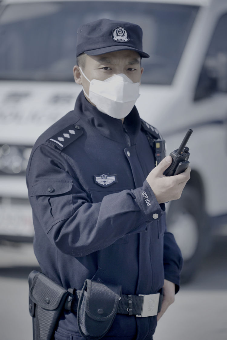 这是王哥庄边防派出所民警监立响在医院对生病的儿子和身边的妻子说的