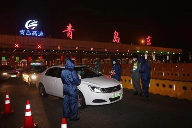 11名突击队员自备防护保暖用品严守晚间高速入口他们是青岛最美守夜人