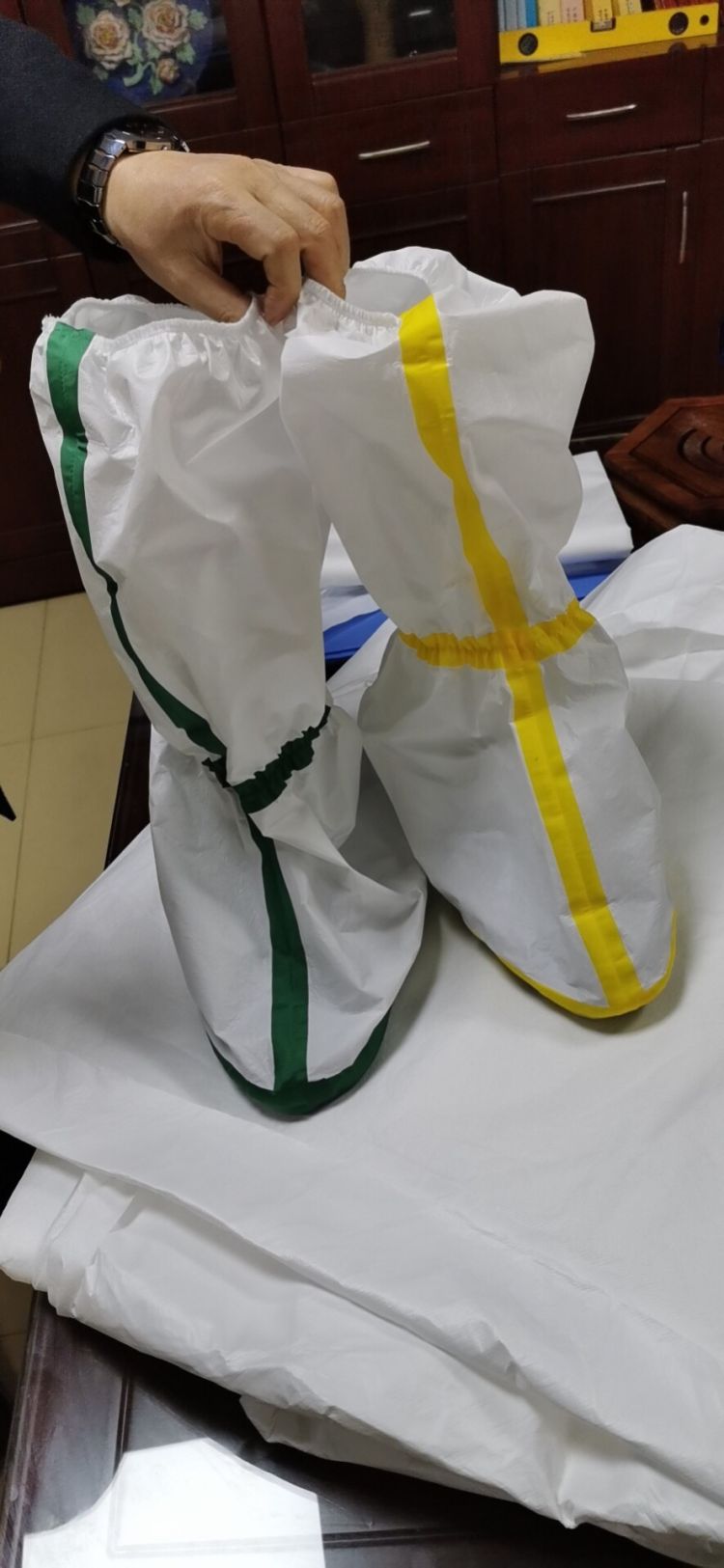 临危受命!青岛服装公司为前线医护人员研发防护靴套