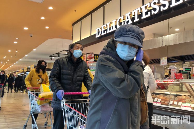 前来逛超市的市民佩戴口罩,手套等进行防护