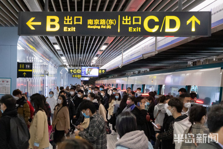 早高峰恢复繁忙 青岛地铁多条线路压缩行车间隔