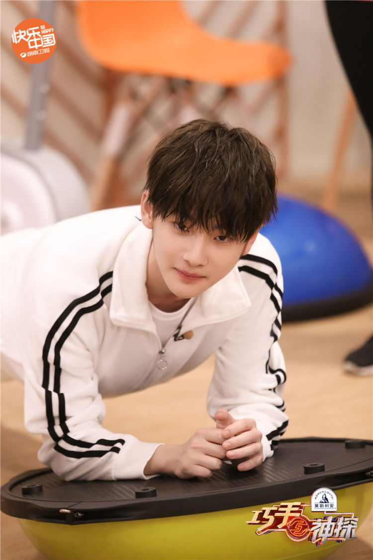 巧手神探4月18日晚首播手作达人杨颖谭卓拼实力辨真假