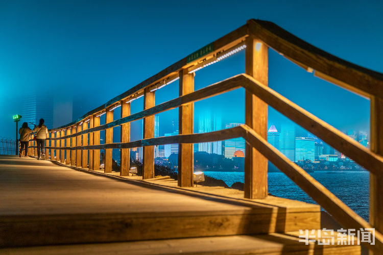 夜晚市民可以在太平角木栈道上欣赏浮山湾迷人夜色市民从在太平角木