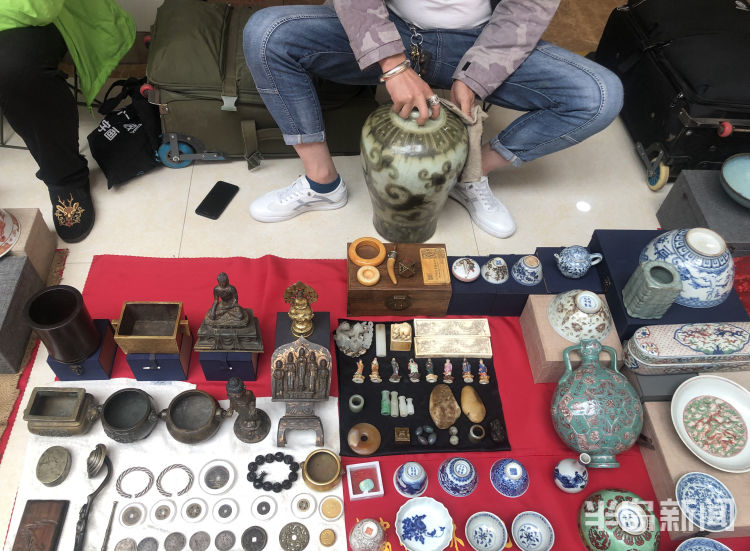 各种瓷器瓶子爱好古玩的市民在逛大集大茶壶也开始列入古玩之内弹着