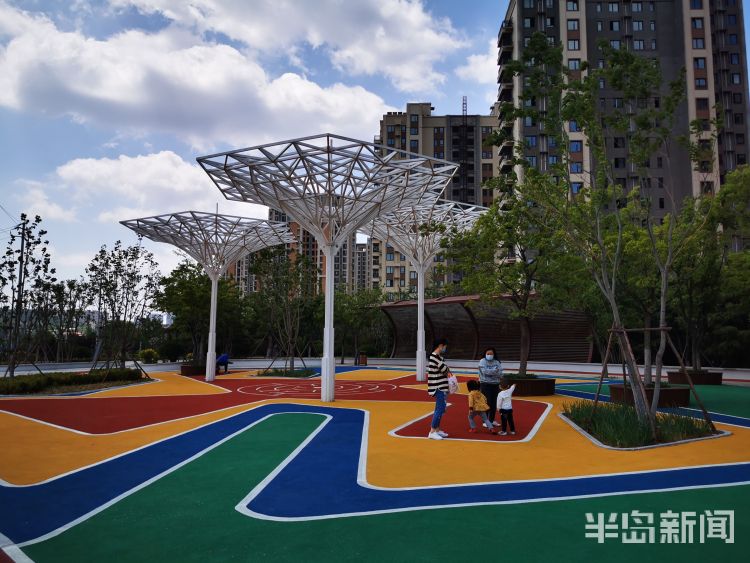 在欢乐滨海城内昌福路与瑞海路交叉口的一处美丽的公园里,附近的居民