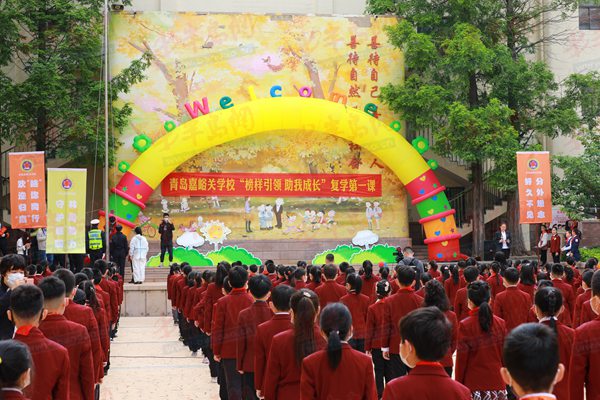 青岛嘉峪关学校复学为学生送上复学通知书手绘卡等特殊礼物