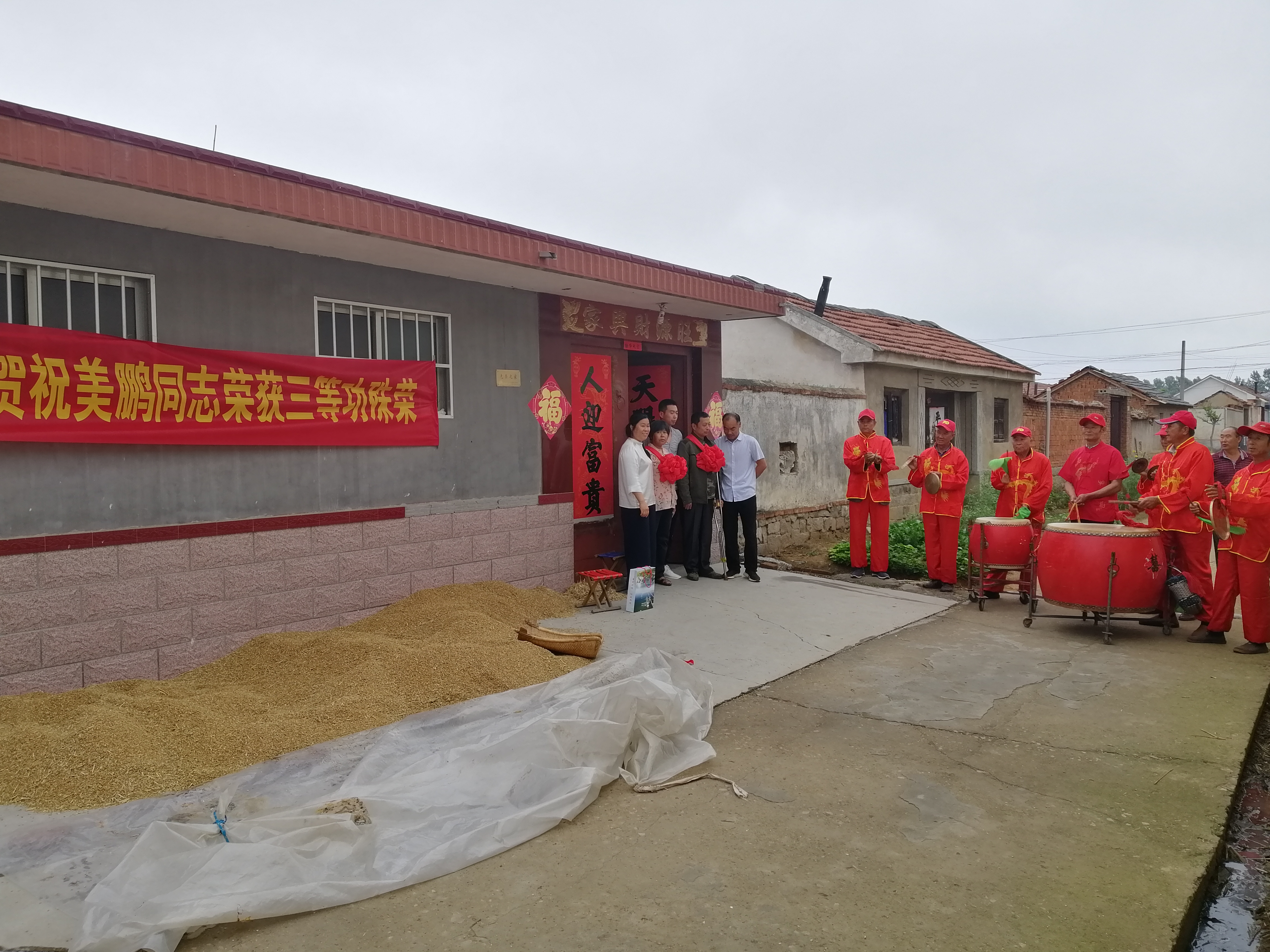 双拥共建暖人心——泊里镇向荣获三等功军人家庭报喜慰问