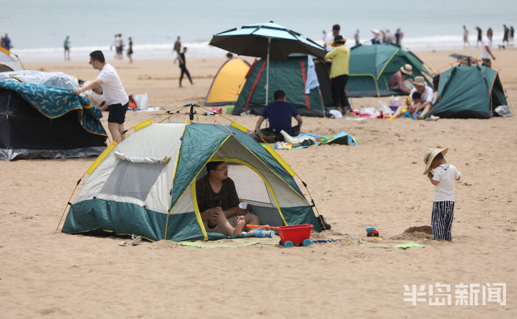 端午假期首日青岛石老人海水浴场帐篷阵地更壮大了