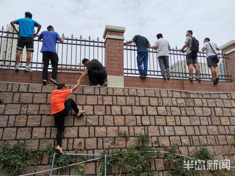 可怜天下父母心青岛立新小学外不少家长爬到学校围墙一睹孩子赛场风姿