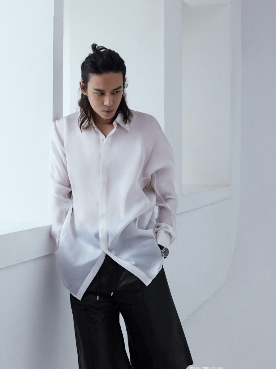 淡蓝色西装套装加身,使得陈楚河看起来沉稳内敛,眼神慵懒让人心动不已