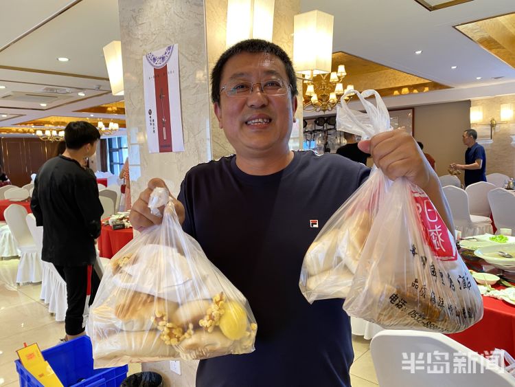 青岛餐馆剩菜打包成共识 写字楼里外卖餐盒吃得很干净