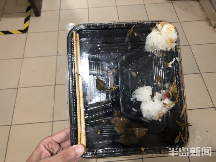 青岛餐馆剩菜打包成共识 写字楼里外卖餐盒吃得很干净