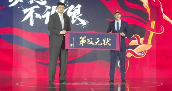 广州龙狮选中祝铭震_2020CBA选秀大会状元区俊炫_2025年cba选秀大会：区俊炫状元祝铭震榜眼