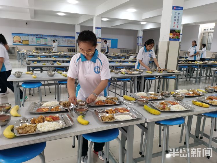 记者来到青岛一中探访,新高一的孩子们刚刚结束上午的军训,准备到食堂
