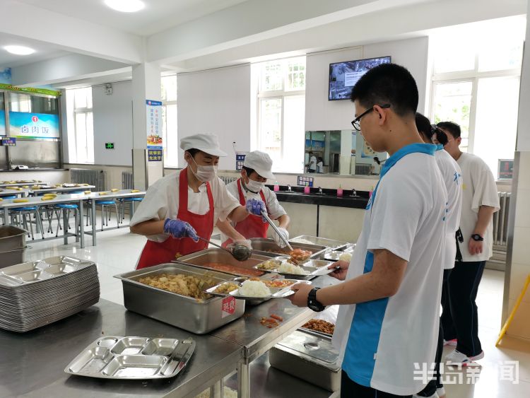 记者来到青岛一中探访,新高一的孩子们刚刚结束上午的军训,准备到食堂