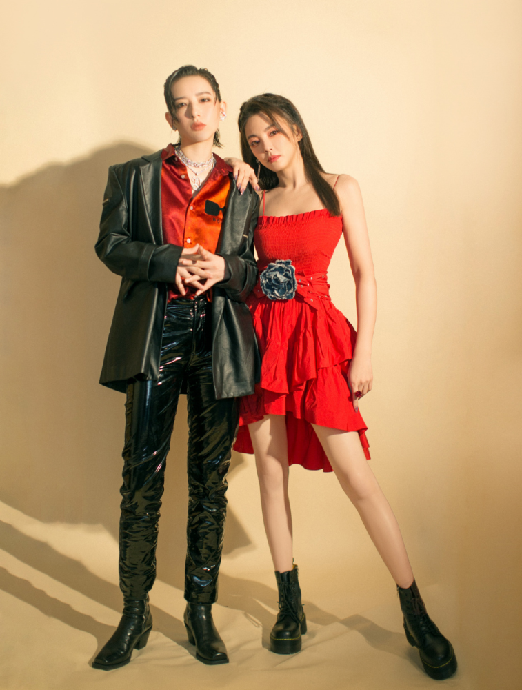 不满工作室发布张雨绮李斯丹妮合影 张雨绮网宣组宣布关站