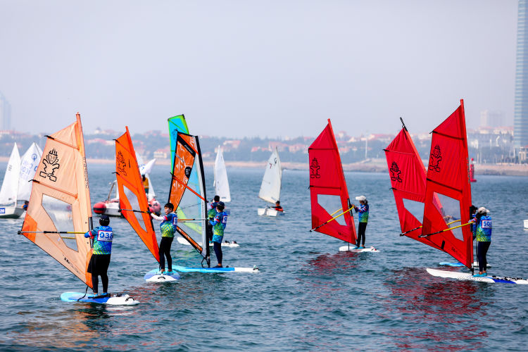青岛市南区区长杯中小学生帆船帆板比赛鸣笛起航