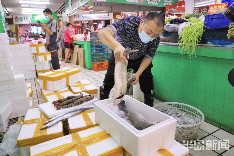 配送的速递员出现,将成箱海鲜迅速送往市内的指定地点几人合力将当天