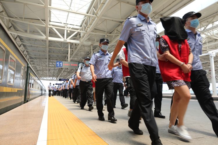 征婚被骗陷入"杀猪盘" 青岛市北公安抓获19名嫌犯