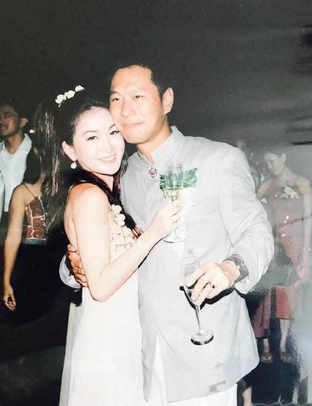 最美妲己温碧霞庆祝结婚纪念日晒结婚照20年不生子恩爱如初