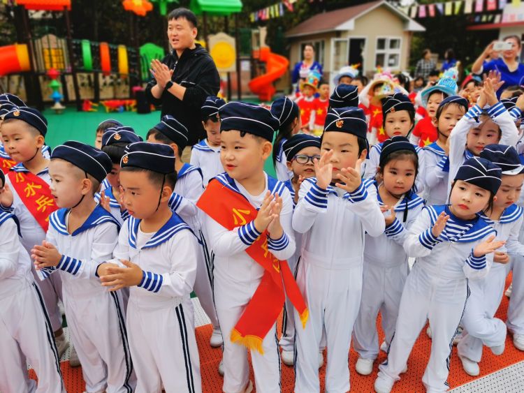 海军青岛示范幼儿园:军娃走方队 又萌又飒-半岛网