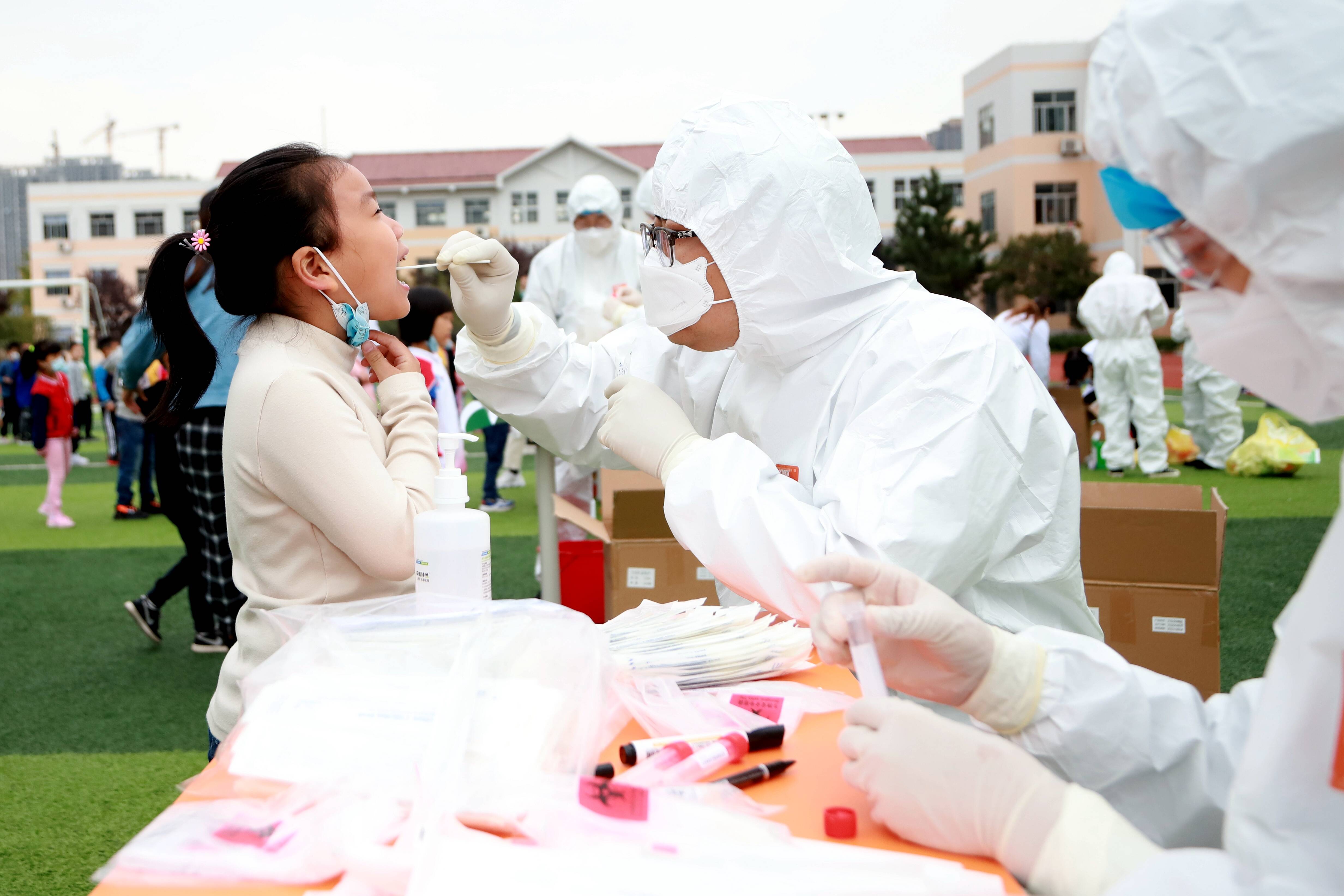 人心齐,不惧疫:青岛市西海岸新区全民核酸检测有序进行