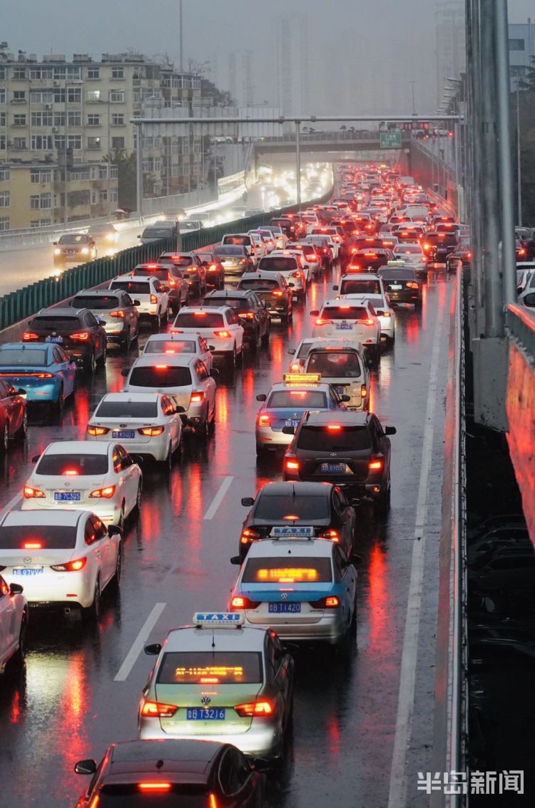 大雨搗亂上班早高峰路上一片紅