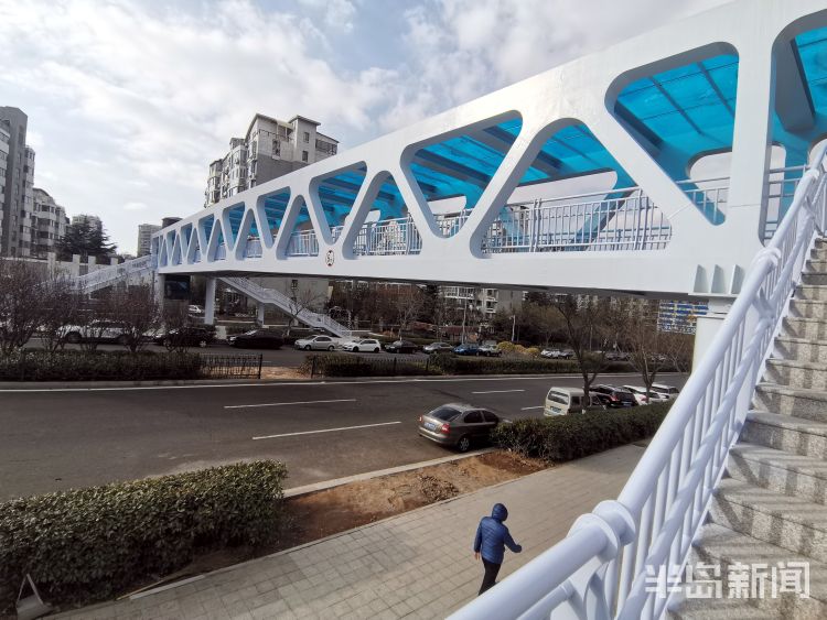 真“靓”眼!劲松五路新建过街天桥投入使用 外观时尚又方便-半岛网